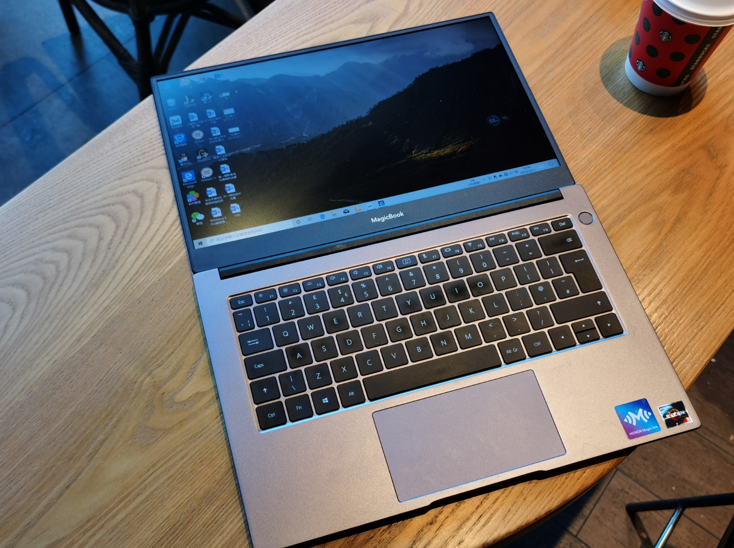 لابتوب-HONOR-MagicBook-15-كمبيوتر-محمول-خفيف-الوزن-مع-أداء-وسرعة-تفوق