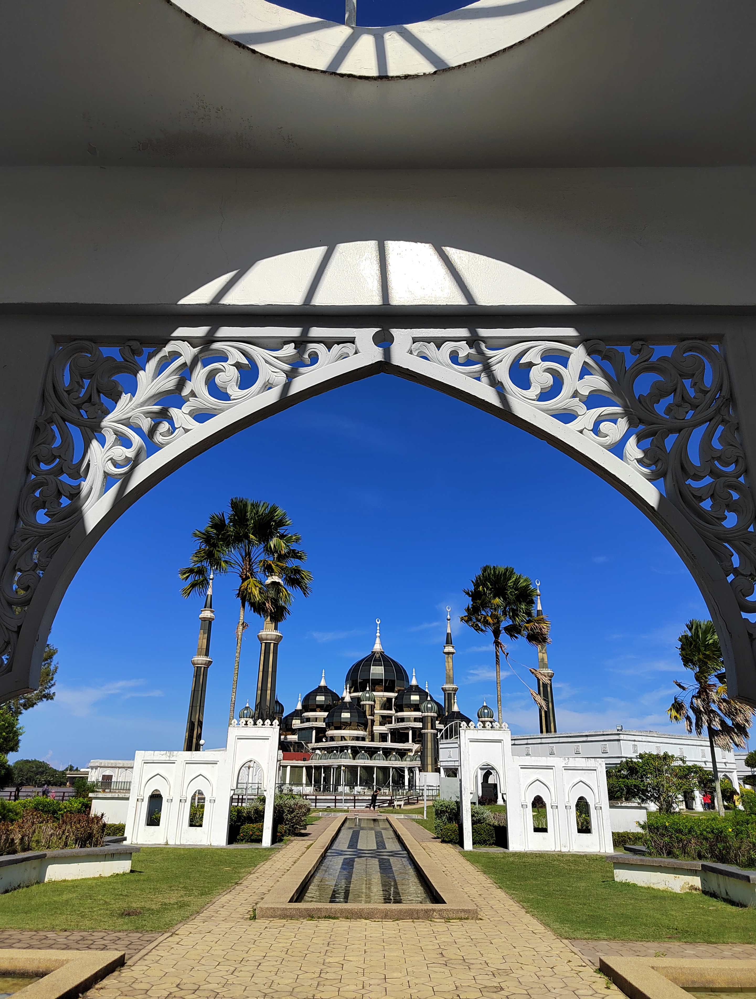 pspanspanThe-Crystal-Mosque-or-Masjid-Kristal-is-a-mosque-in-Wan-Man