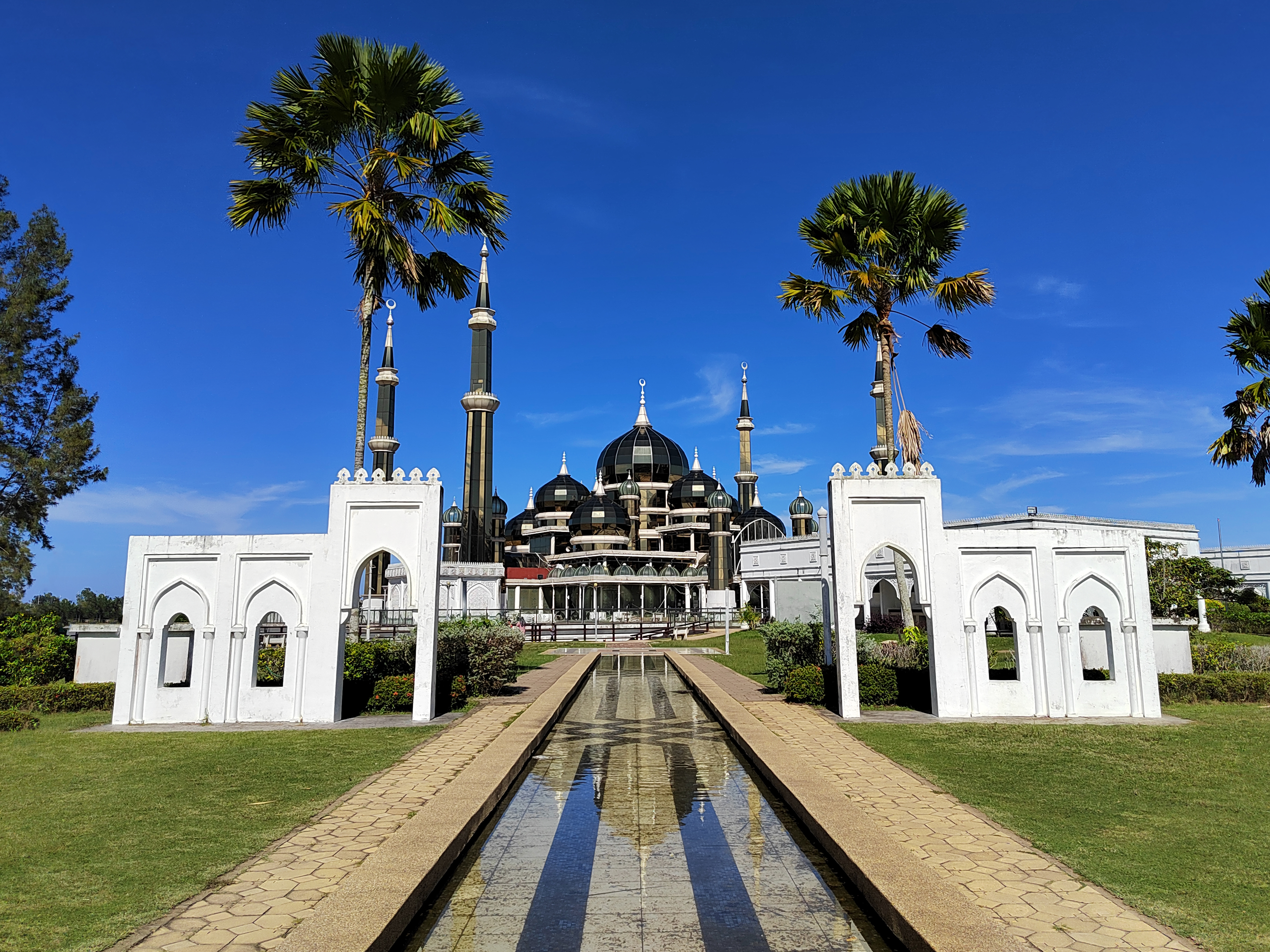 pspanspanThe-Crystal-Mosque-or-Masjid-Kristal-is-a-mosque-in-Wan-Man