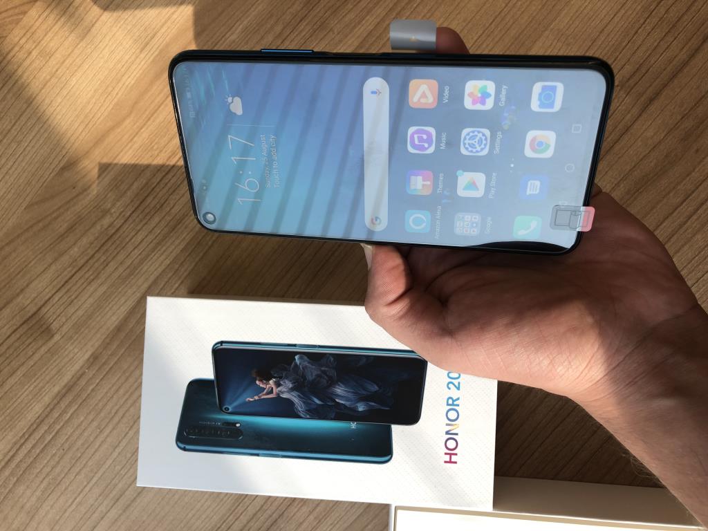 فتح-صندوق-هاتف-هونر-20-برو-بعد-إستلامه-للتجربة-من-قبل-فريق-هونر-
