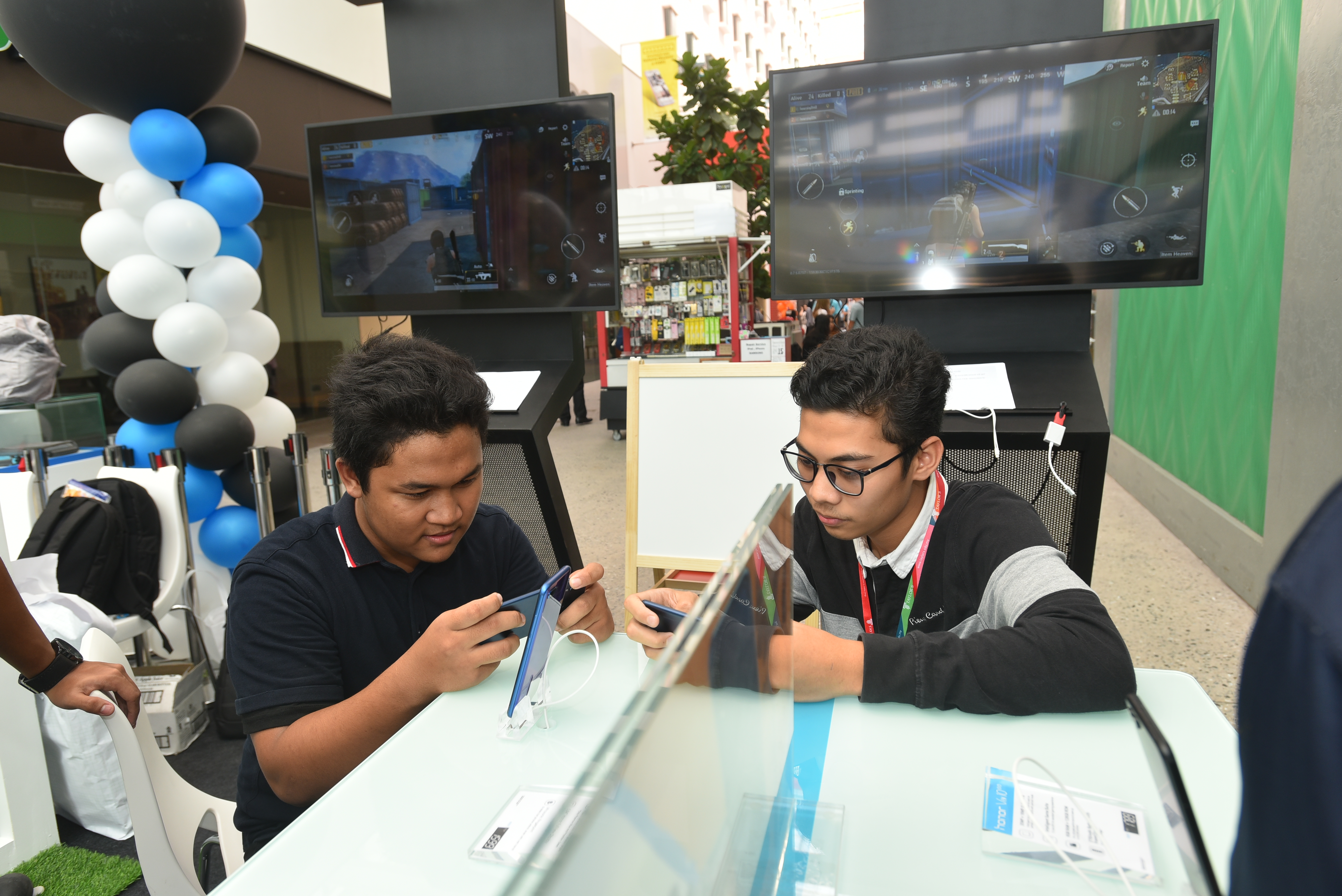 pHi-Honor-FansppGuess-where-we-are-today-Honor-is-coming-to-campus