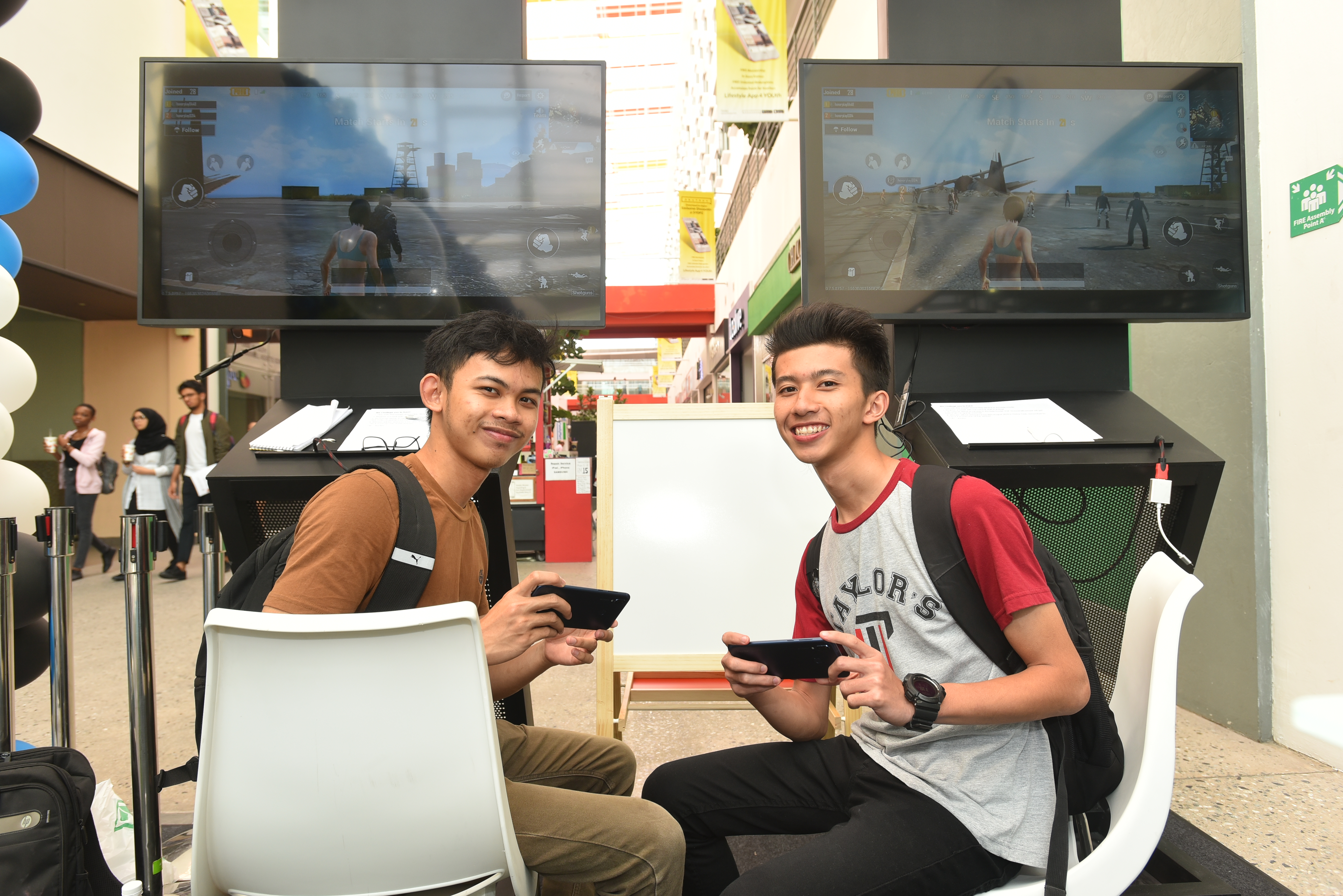 pHi-Honor-FansppGuess-where-we-are-today-Honor-is-coming-to-campus