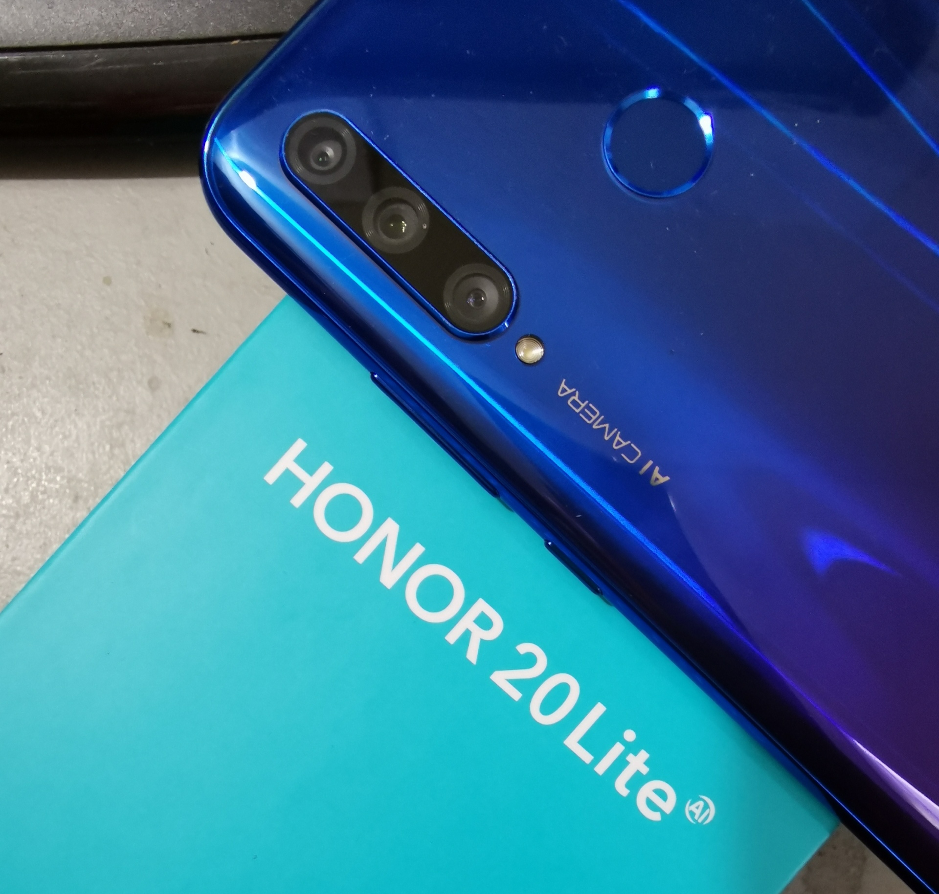 HONOR-20-Lite---Quick-Unboxing