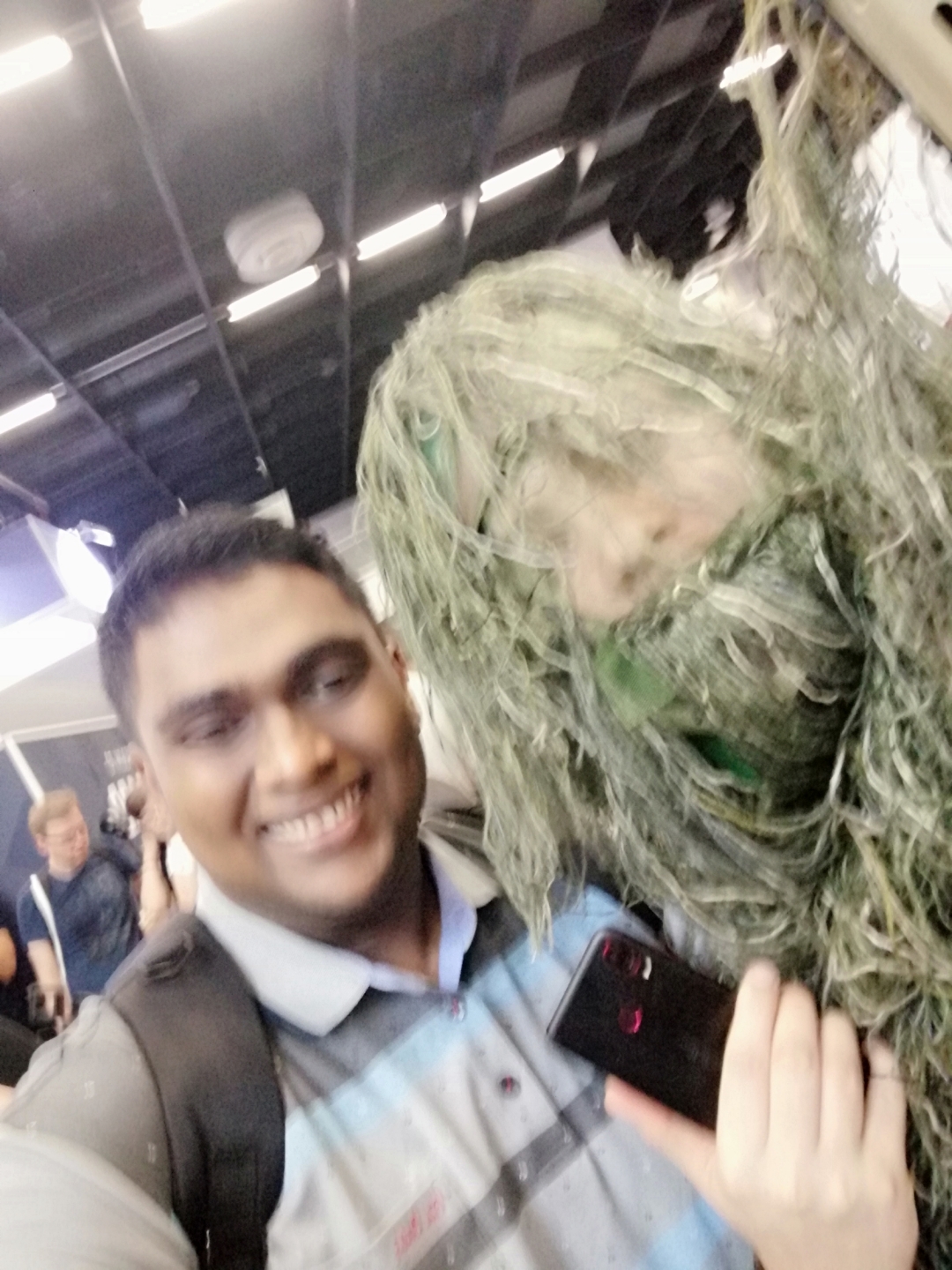 Honor-Fans-VS-PUBG-Pro-Player-in-Gamescom-using-Honor-Play