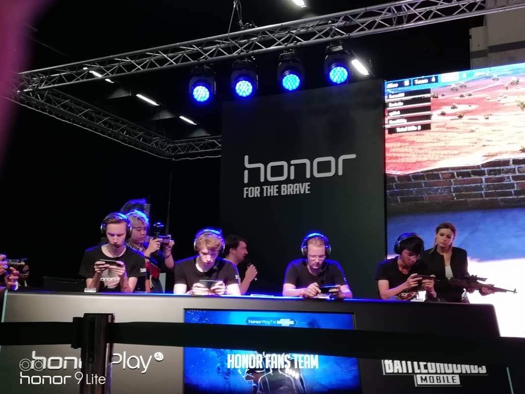 Honor-Fans-VS-PUBG-Pro-Player-in-Gamescom-using-Honor-Play