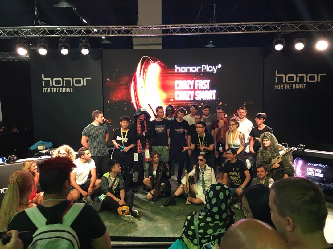 Honor-Fans-VS-PUBG-Pro-Player-in-Gamescom-using-Honor-Play