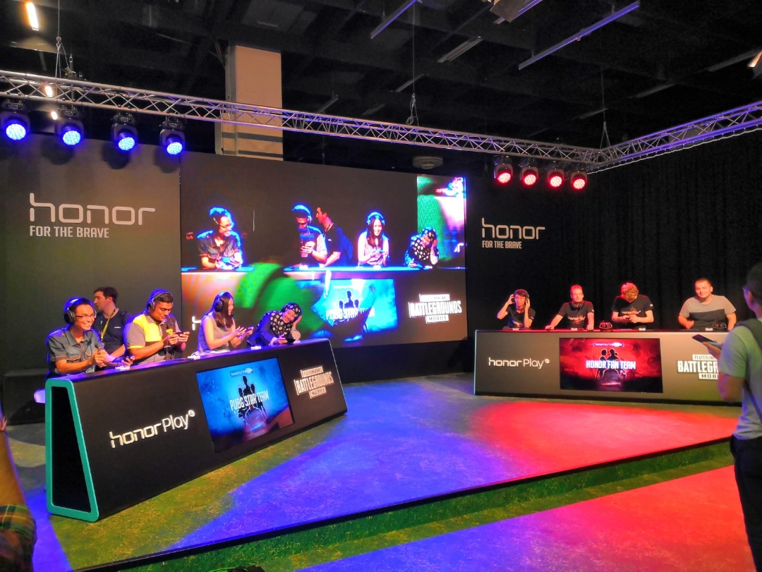 Honor-Fans-VS-PUBG-Pro-Player-in-Gamescom-using-Honor-Play