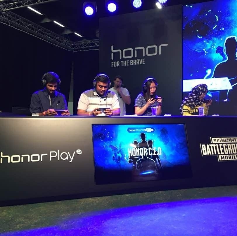 Honor-Fans-VS-PUBG-Pro-Player-in-Gamescom-using-Honor-Play