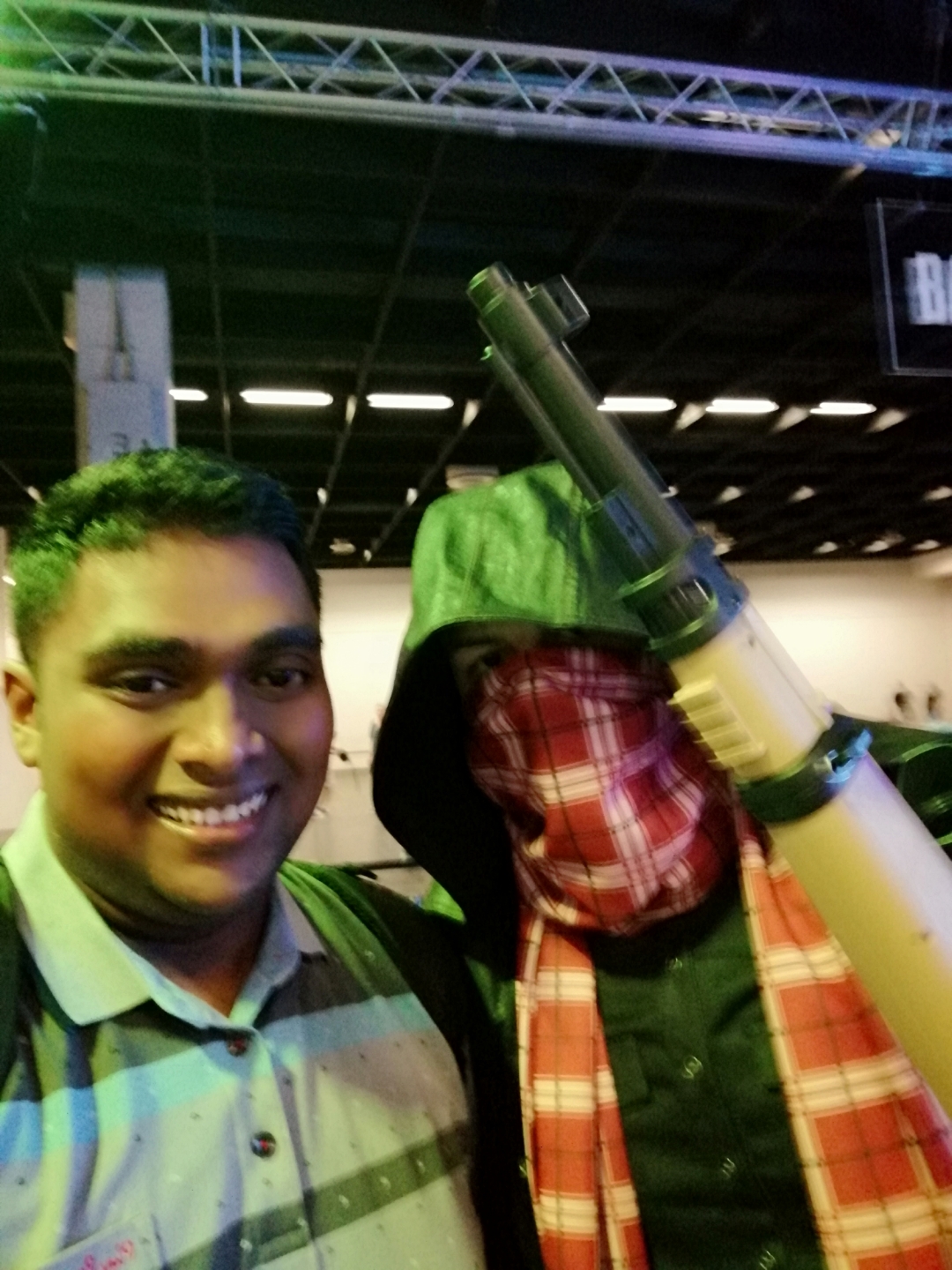 Honor-Fans-VS-PUBG-Pro-Player-in-Gamescom-using-Honor-Play