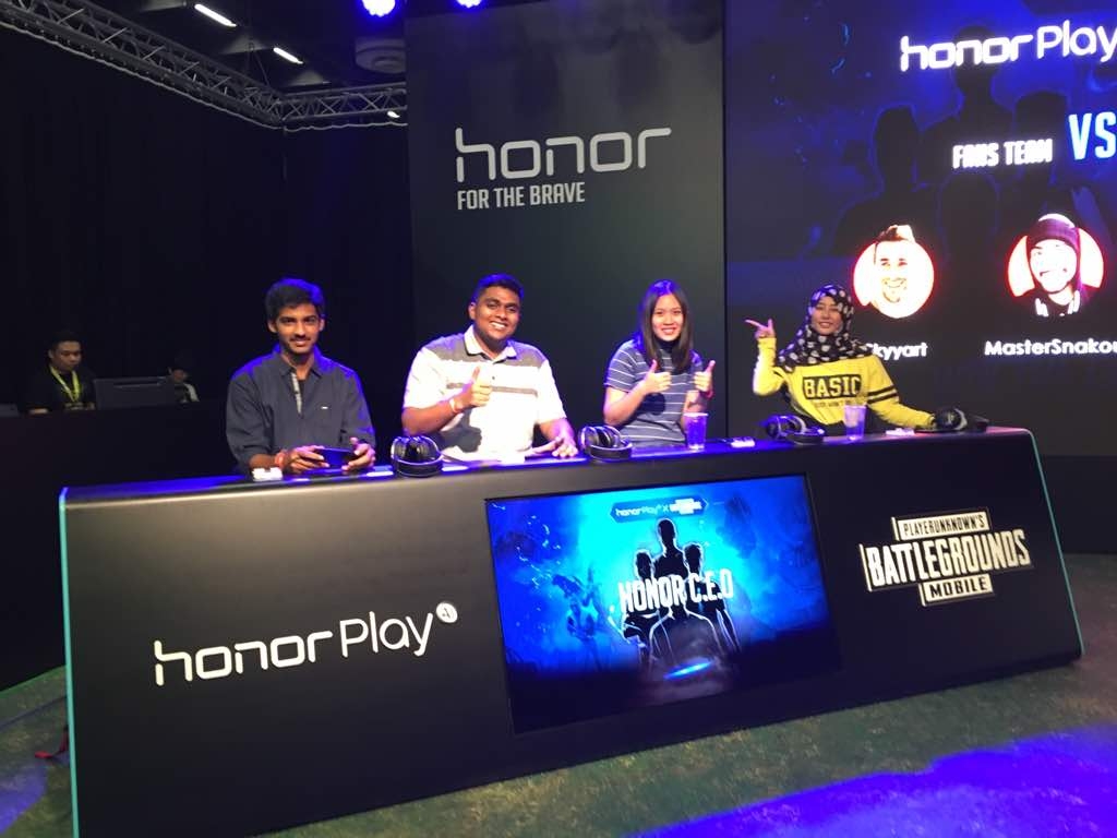 Honor-Fans-VS-PUBG-Pro-Player-in-Gamescom-using-Honor-Play