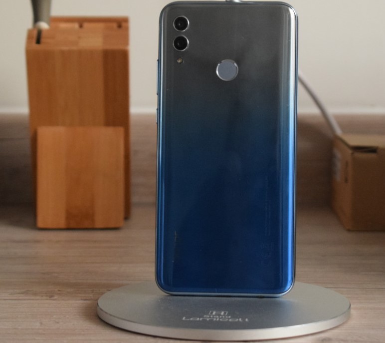 HONOR-10-Lite-Budget-Phone-That-Feels-Much-More-Expensive-Part-1